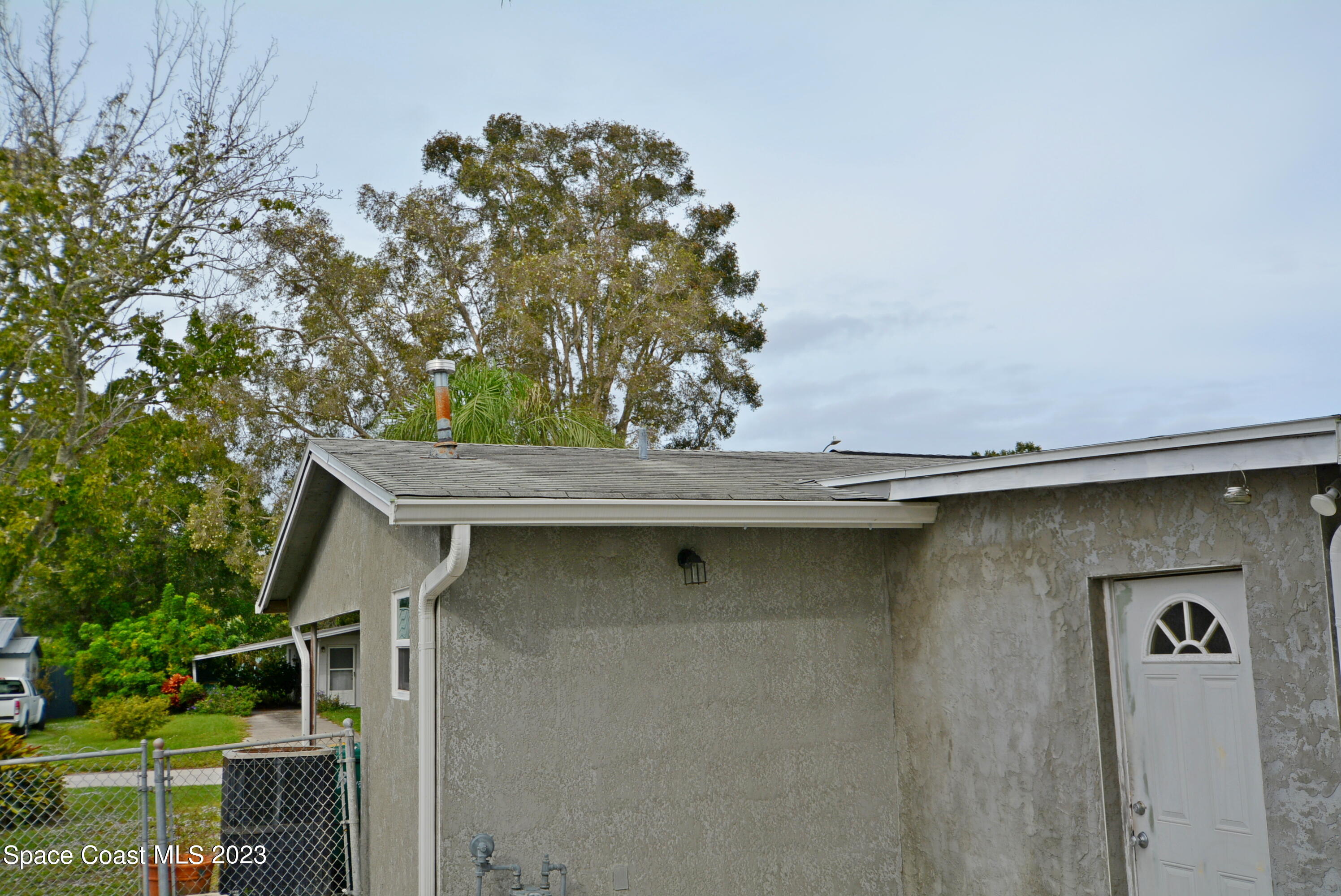 2579 Coventry Road Melbourne, FL 32935 - Photo 34 of 36 a backyard of a house