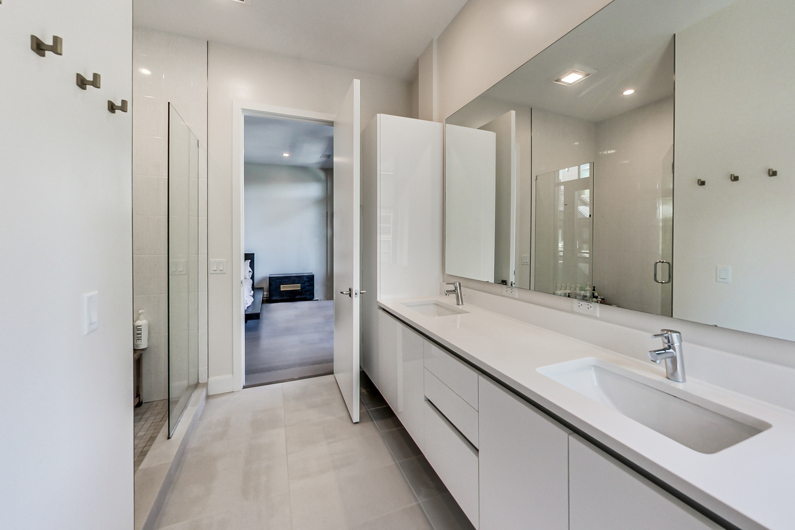 40 North Carpenter Street, Unit 5N Chicago, IL 60607 - Photo 14 of 29 a bathroom with a double vanity sink a and mirror