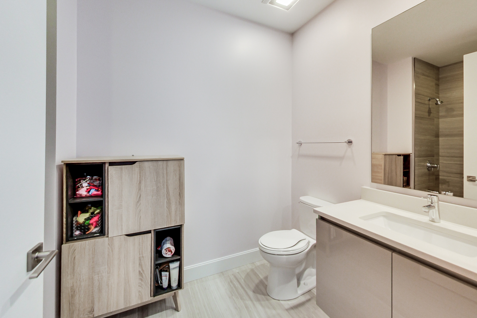 40 North Carpenter Street, Unit 5N Chicago, IL 60607 - Photo 20 of 29 a bathroom with a sink toilet and a mirror