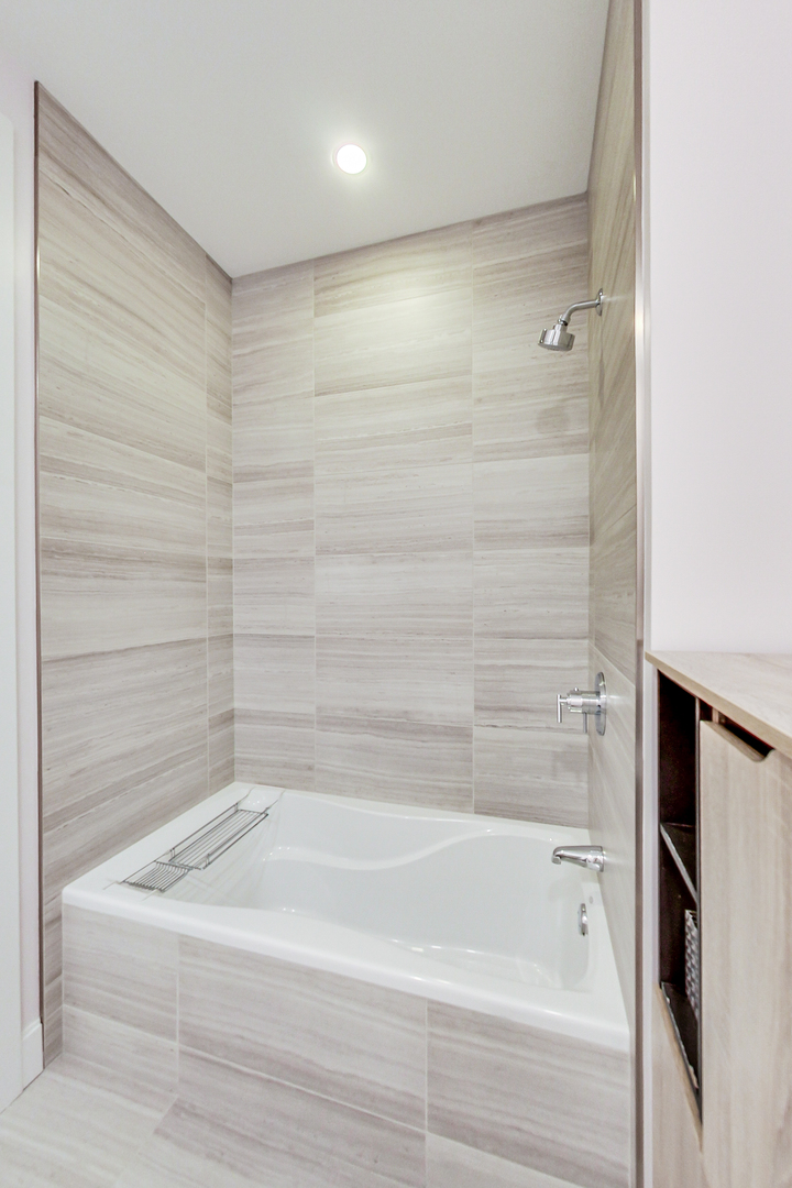 40 North Carpenter Street, Unit 5N Chicago, IL 60607 - Photo 21 of 29 a bathroom with a bathtub and a shower