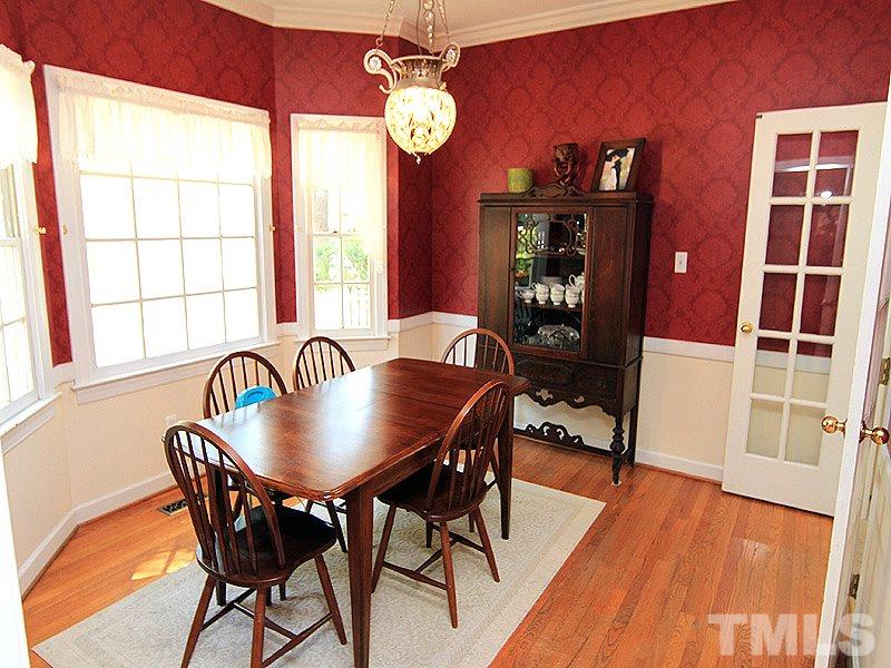 Hardwood, crown molding and 9 feet ceiling.