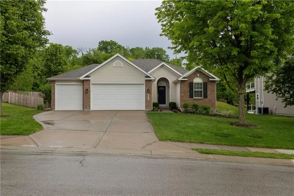 $430,000 | 5005 Northwest Flintridge Drive, Riverside, MO 64150