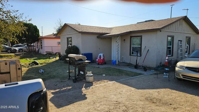 a view of a house with backyard
