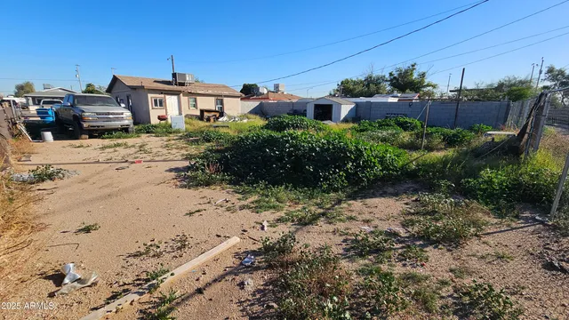 a view of a yard with a house