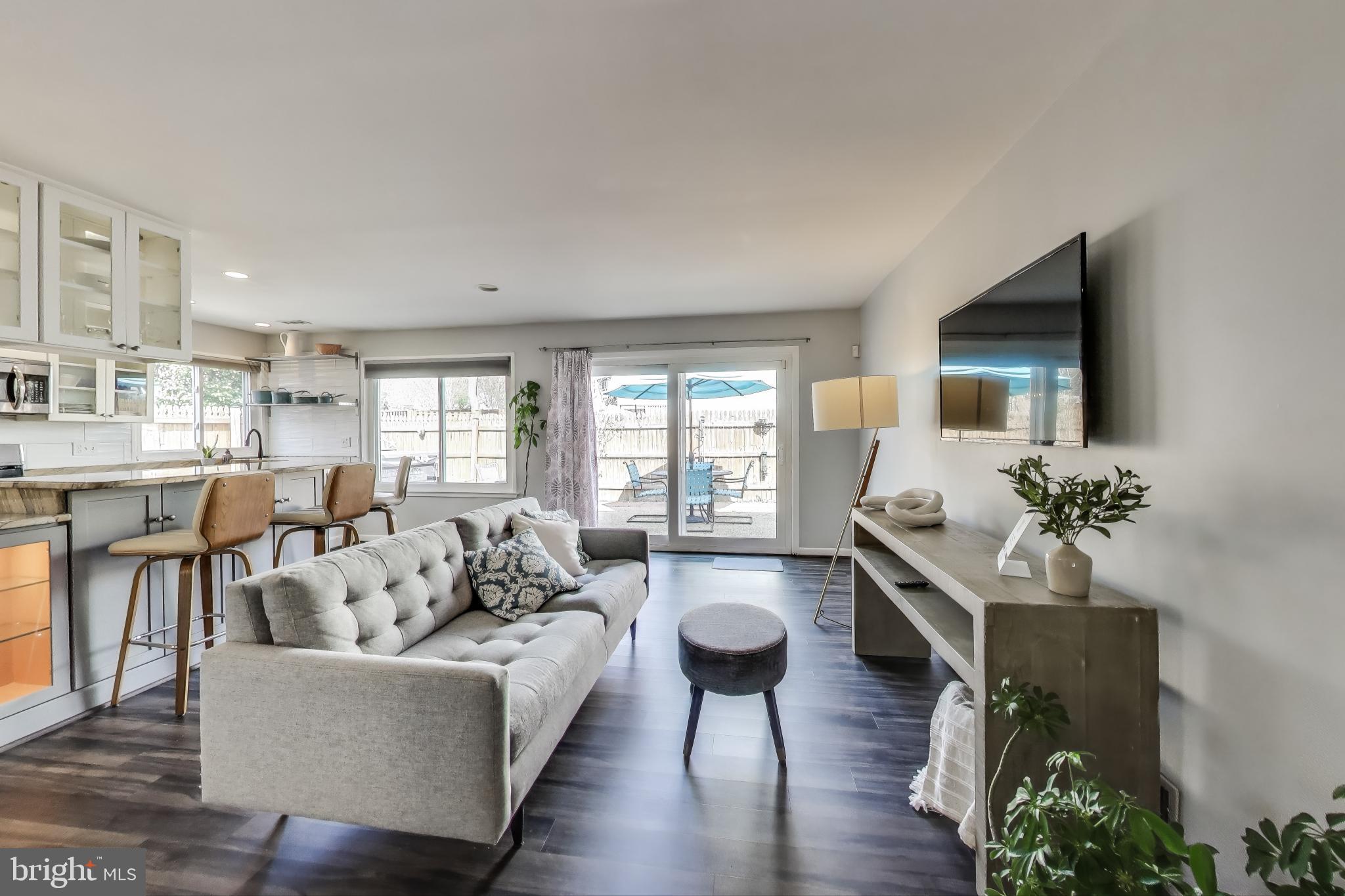 4400 Flintstone Road Alexandria, VA 22306 - Photo 8 of 39 Bonus Sitting Area