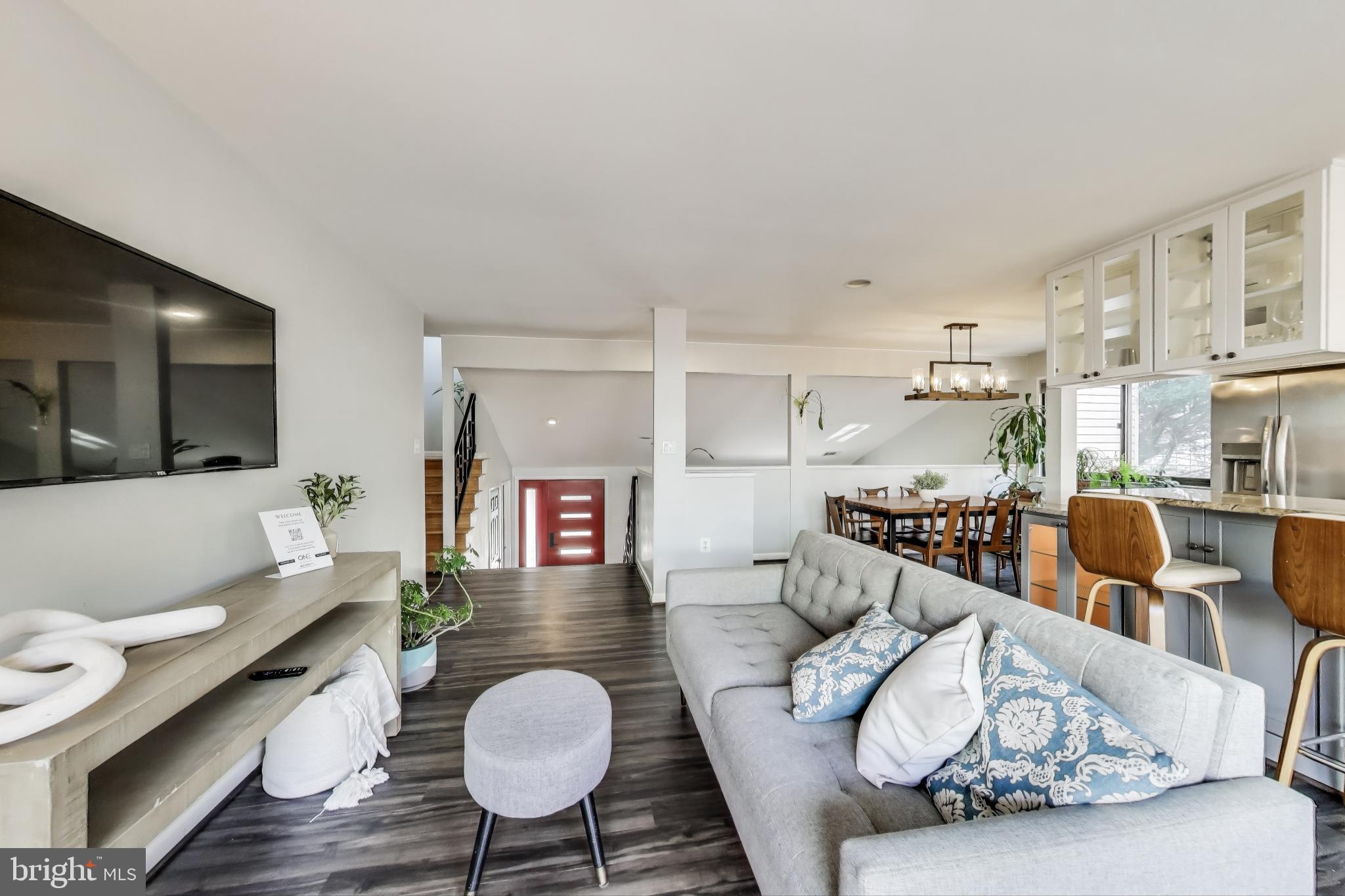 4400 Flintstone Road Alexandria, VA 22306 - Photo 10 of 39 Bonus Sitting Area