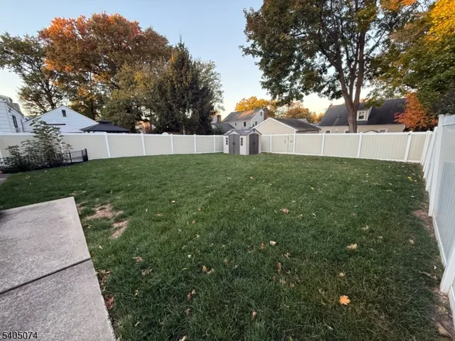 a view of a backyard