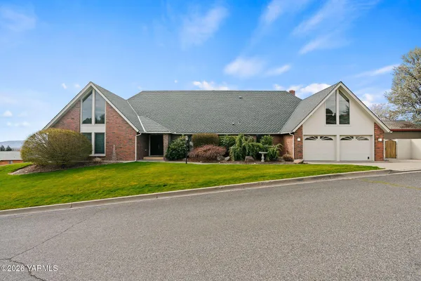 a house view with a outdoor space