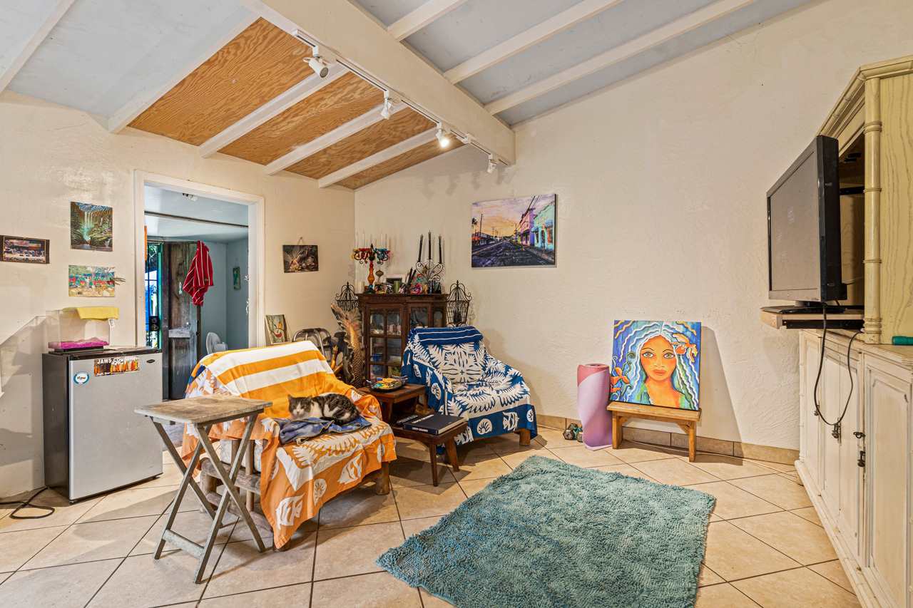 15 Olinda Road Makawao, HI 96768 - Photo 13 of 18 a room with musical instruments