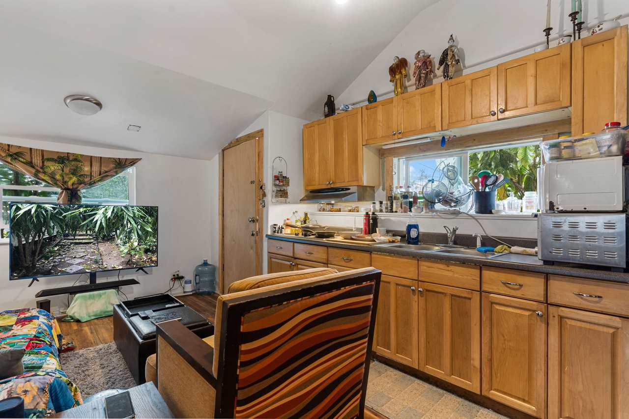 15 Olinda Road Makawao, HI 96768 - Photo 8 of 18 a kitchen with lots of counter top space