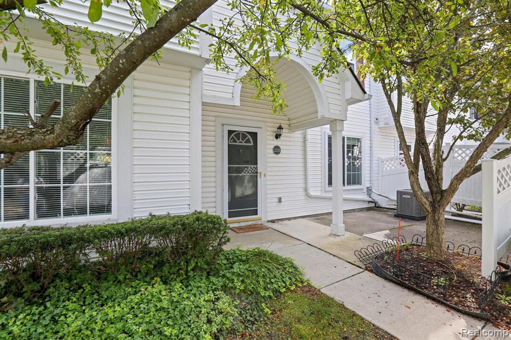 22210 Cape Cod Way Farmington Hills, MI 48336 - Photo 2 of 26