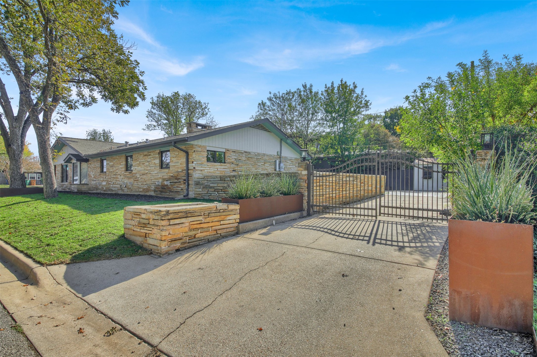 7510 Daugherty Street Austin, TX 78757 - Photo 5 of 37