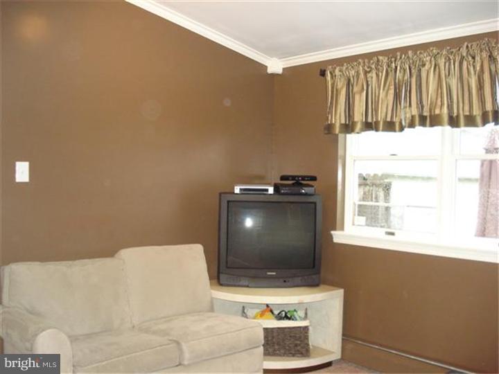 143 Shelbourne Road Havertown, PA 19083 - Photo 12 of 17 Family Room