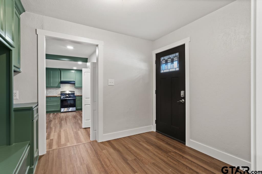 2819 New Copeland Road Tyler, TX 75701 - Photo 4 of 39 a view of a hallway view with wooden floor and a kitchen space