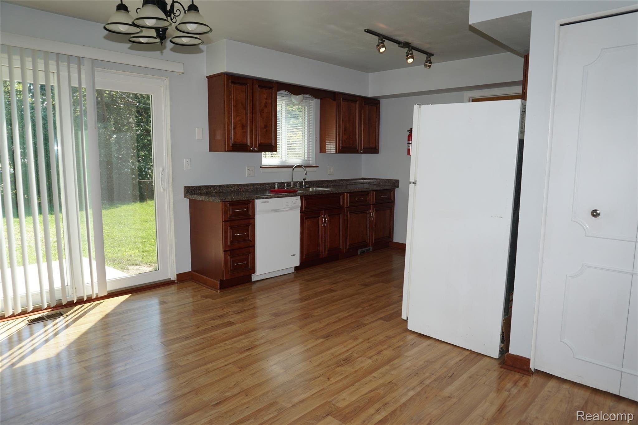 14052 Merriman Road Livonia, MI 48154 - Photo 5 of 20 DSC01800.JPG