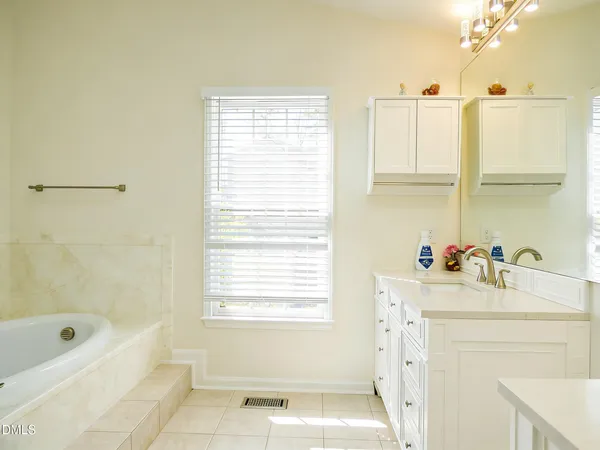 $2,950 | 119 Woodshire Lane, Chapel Hill, NC 27514