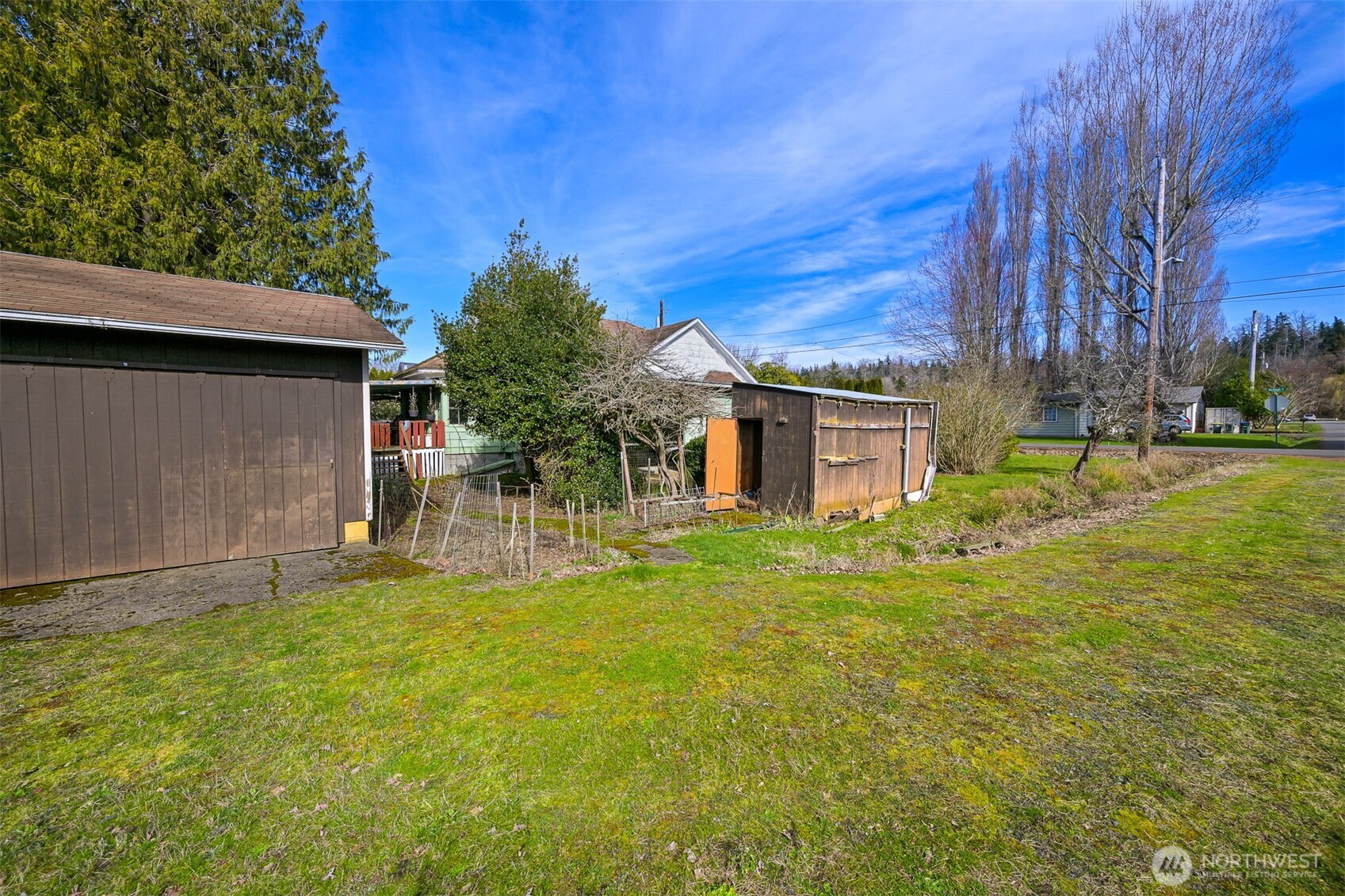 2701 Michigan Street Bellingham, WA 98226 - Photo 11 of 39 a backyard of a house with table and chairs