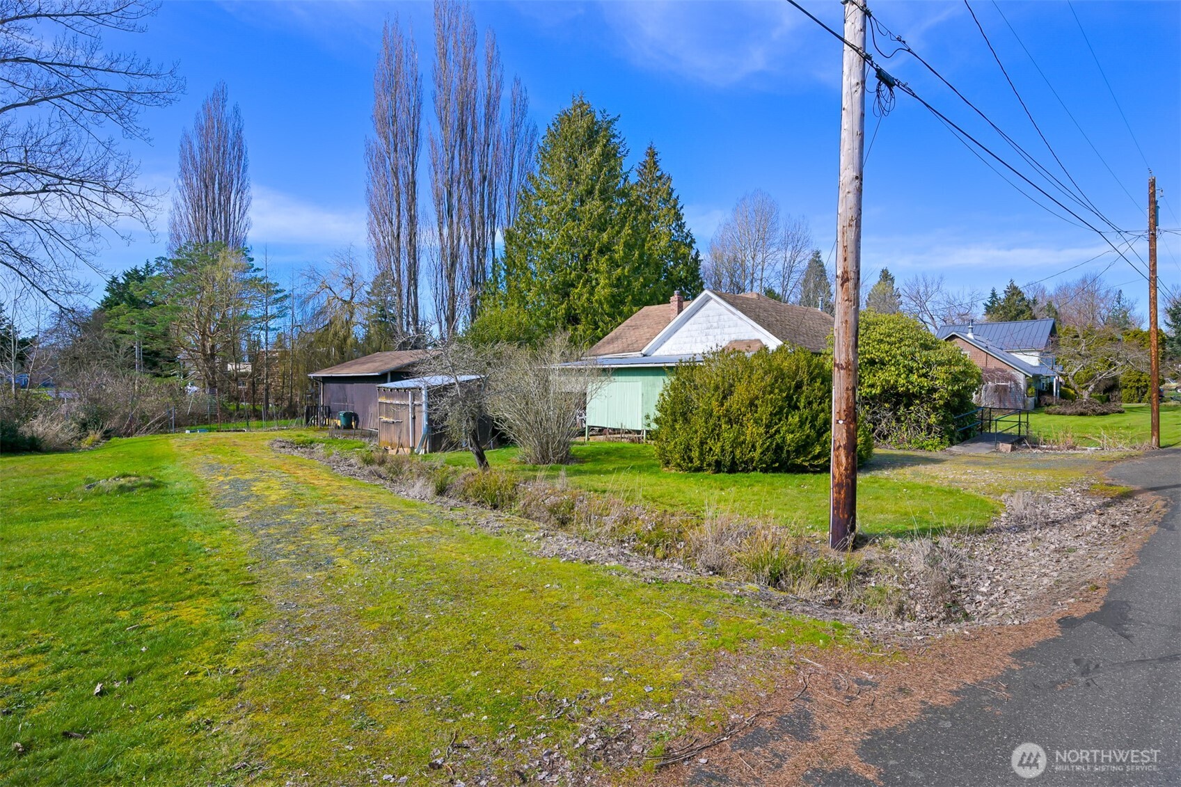 2701 Michigan Street Bellingham, WA 98226 - Photo 12 of 39 a backyard of a house
