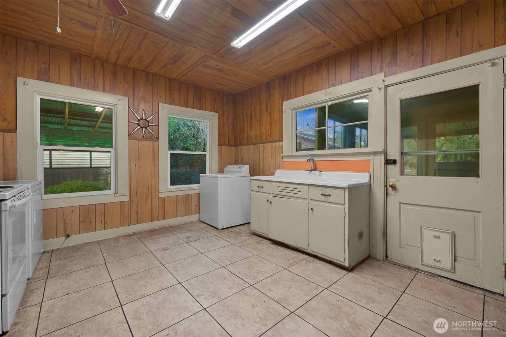 2701 Michigan Street Bellingham, WA 98226 - Photo 21 of 39 a utility room with dryer and washer