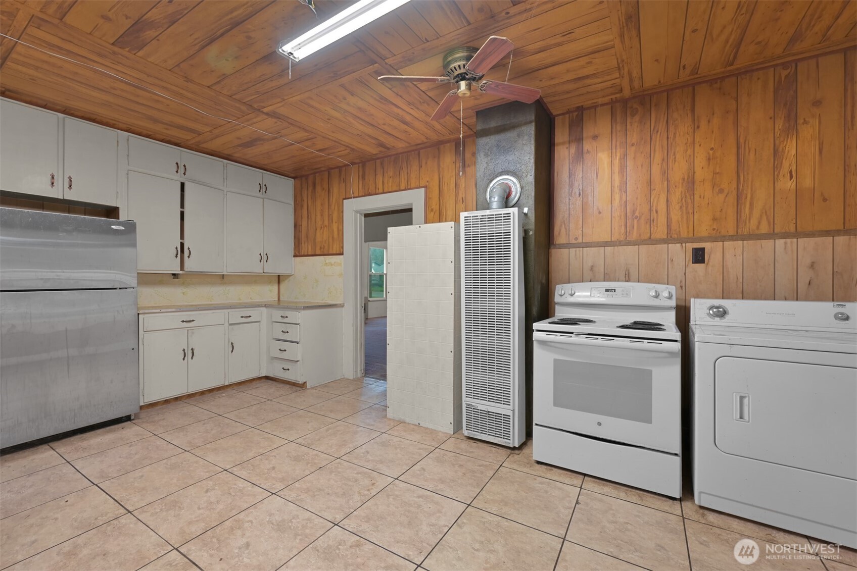 2701 Michigan Street Bellingham, WA 98226 - Photo 24 of 39 a kitchen with appliances cabinets and a sink