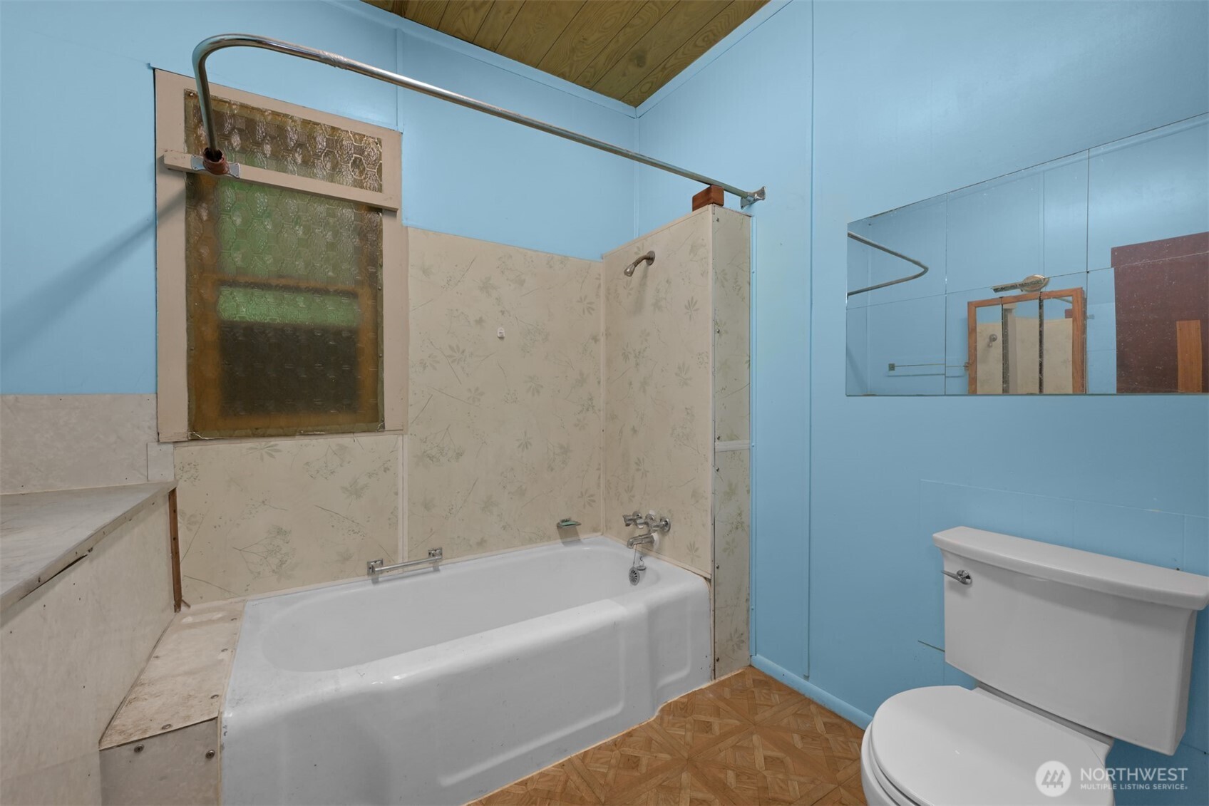 2701 Michigan Street Bellingham, WA 98226 - Photo 27 of 39 a bathroom with a toilet and a bathtub