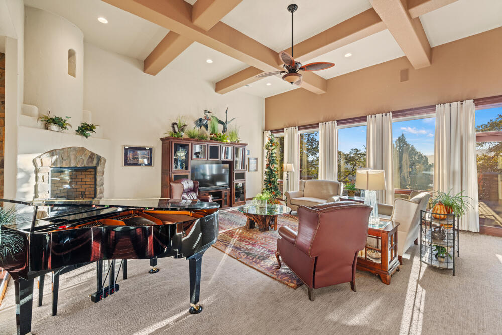6012 Cooper's Hawk Road Klamath Falls, OR 97601 - Photo 9 of 58 Great Room from Entry