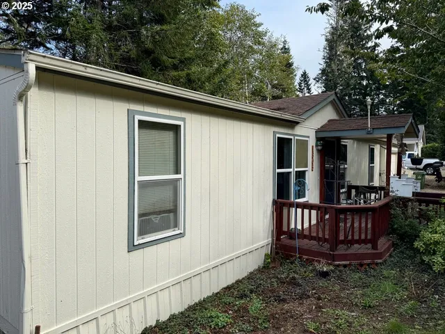 a view of a house with porch and a yard