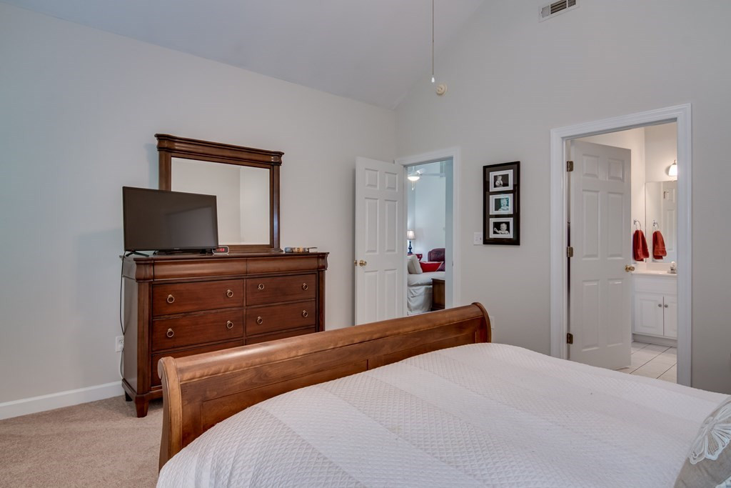 214 Boxwood Road Aiken, SC 29803 - Photo 14 of 26 Owner suite