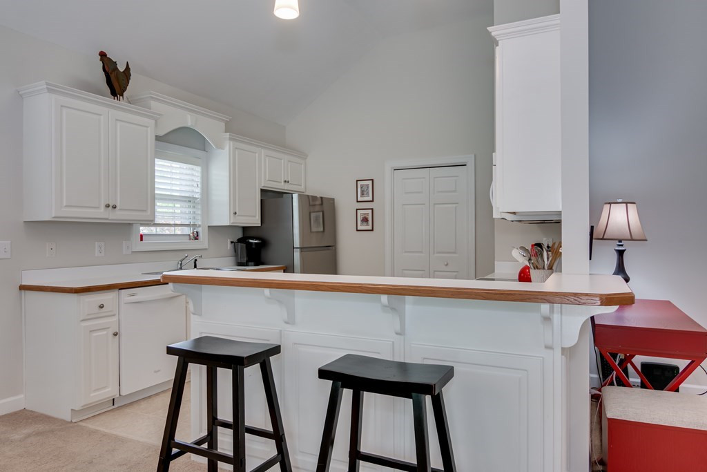 214 Boxwood Road Aiken, SC 29803 - Photo 8 of 26 Kitchen Snack Bar