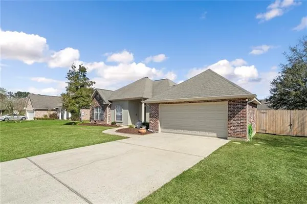 $2,300 | 409 Gainesway Drive, Madisonville, LA 70447