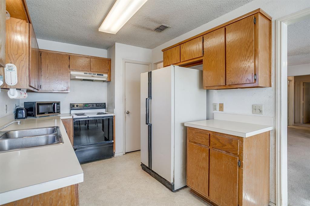 3019 Sunrise Trail Weatherford, TX 76088 - Photo 16 of 40 a kitchen with a refrigerator sink and stove