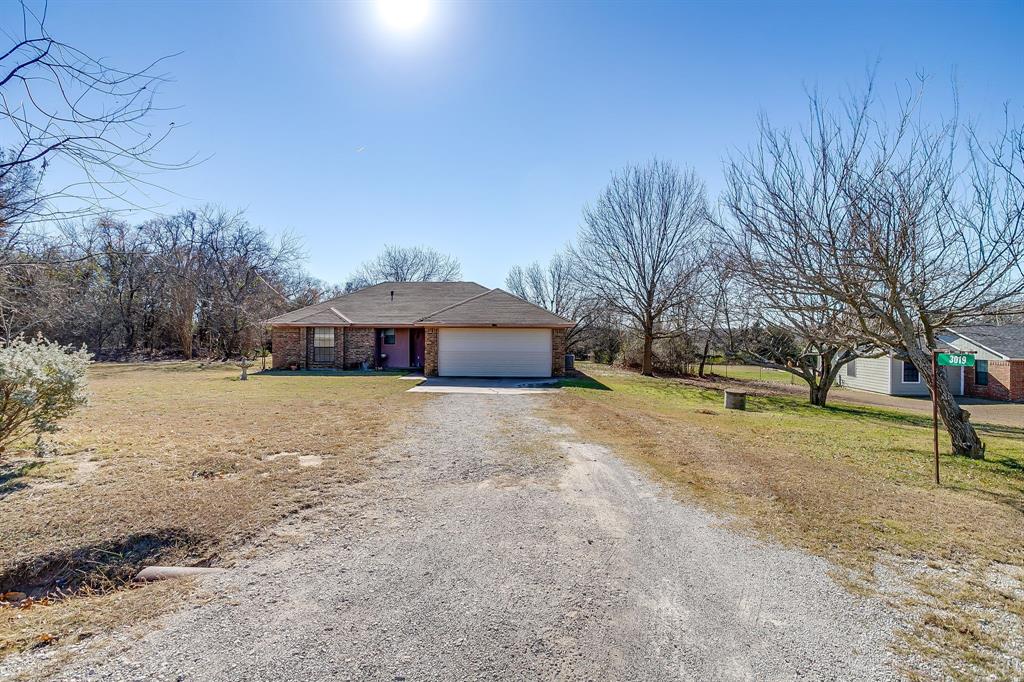 3019 Sunrise Trail Weatherford, TX 76088 - Photo 4 of 40 a front view of house with yard and trees