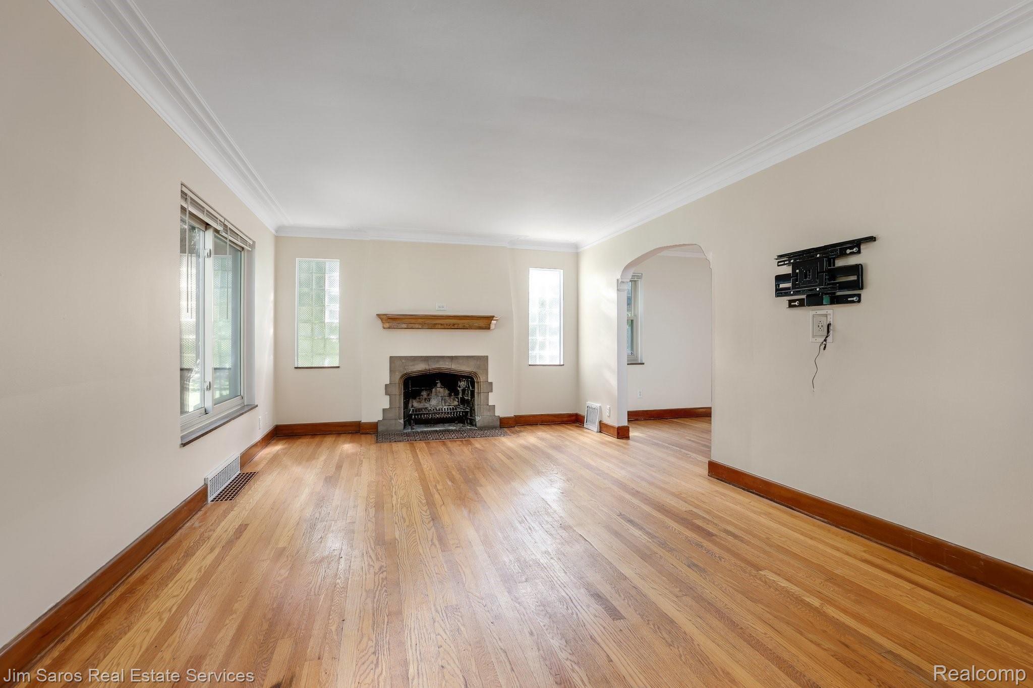 4485 Yorkshire Road Detroit, MI 48224 - Photo 3 of 19 6-web-or-mls-4485 Yorkshire Road Detroit002.jpg