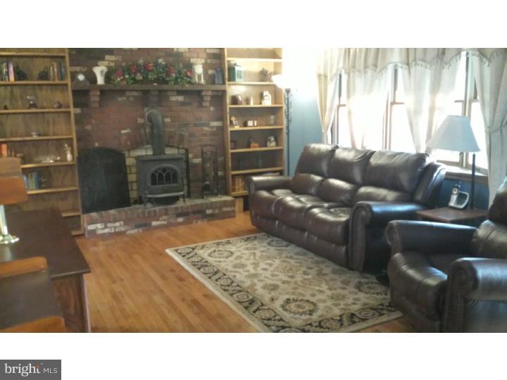515 Fairview Road Glassboro, NJ 08028 - Photo 4 of 20 Living Room
