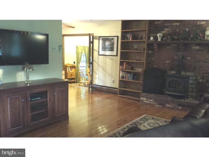 515 Fairview Road Glassboro, NJ 08028 - Photo 5 of 20 Living Room