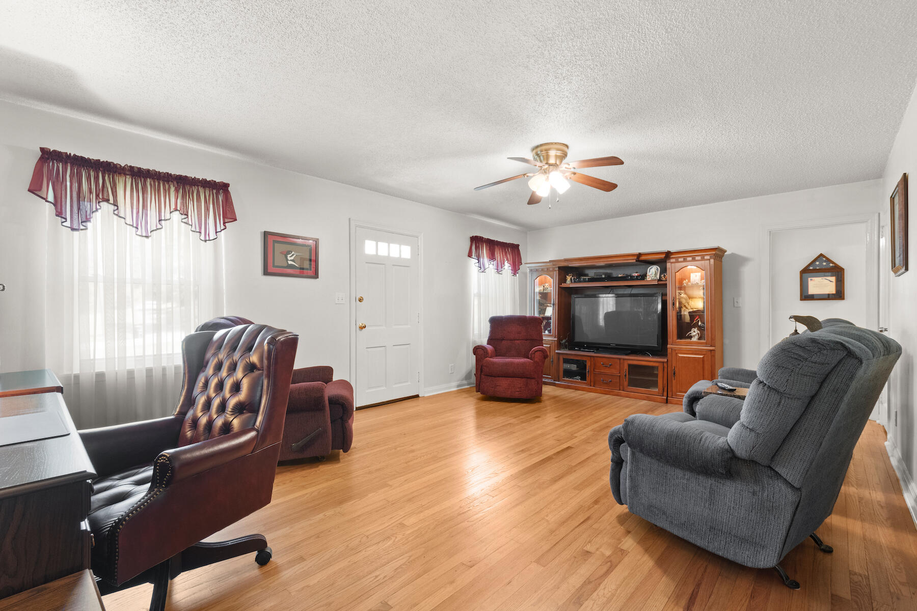 306 Bass Road Chattanooga, TN 37421 - Photo 4 of 32 Living Room
