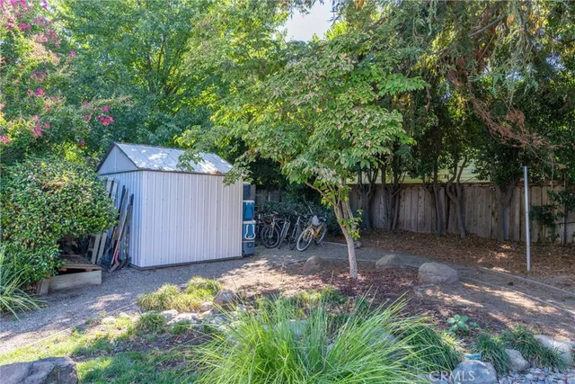 a view of a backyard