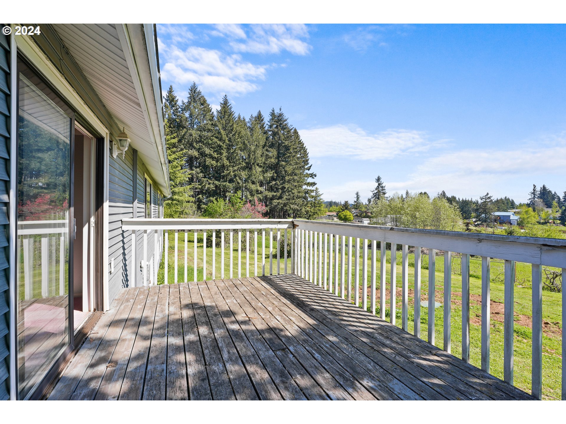 18787 Southeast Sunnyside Road Damascus, OR 97089 - Photo 25 of 36 a view of balcony with wooden floor