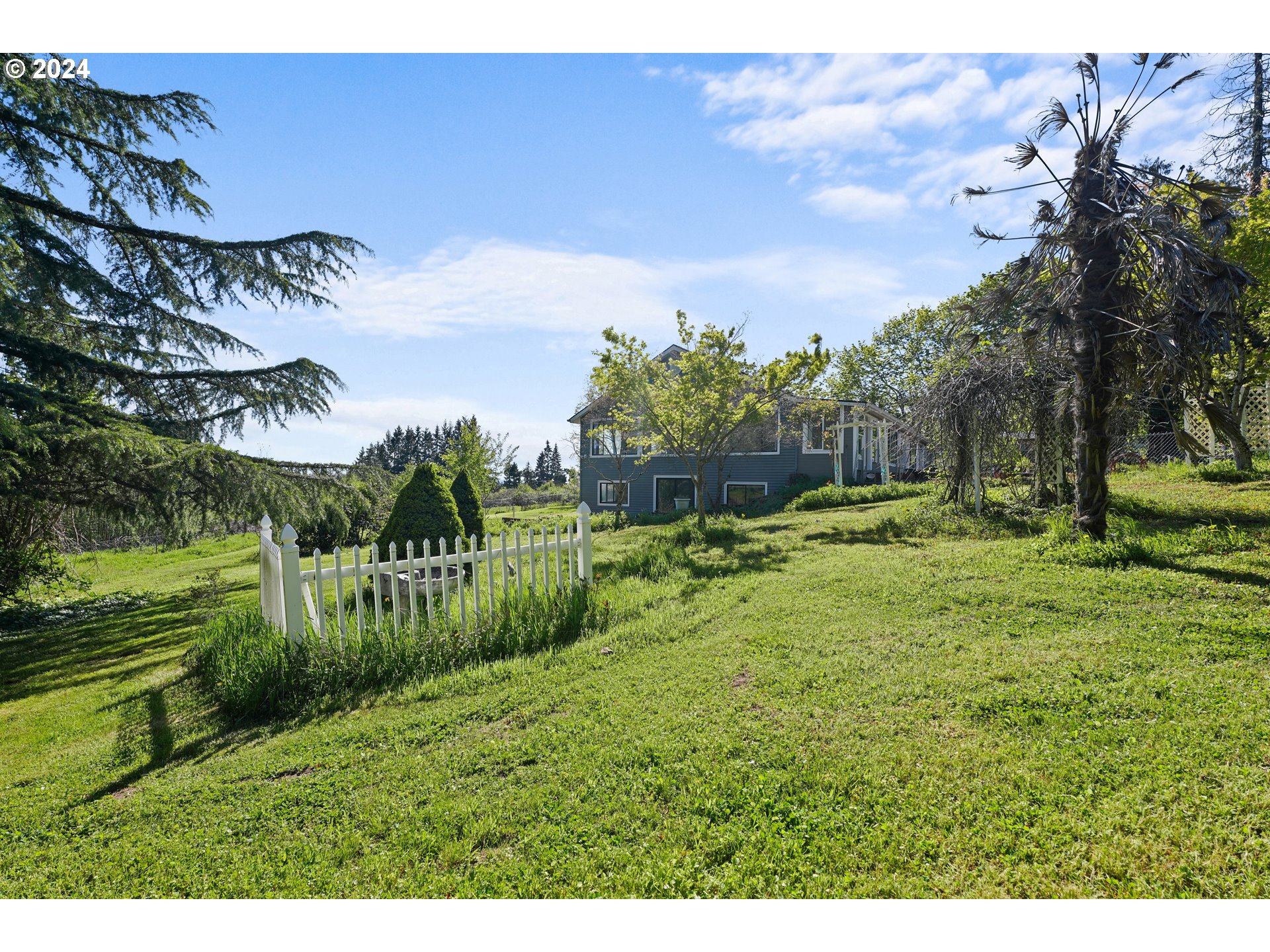 18787 Southeast Sunnyside Road Damascus, OR 97089 - Photo 31 of 36 a view of a garden