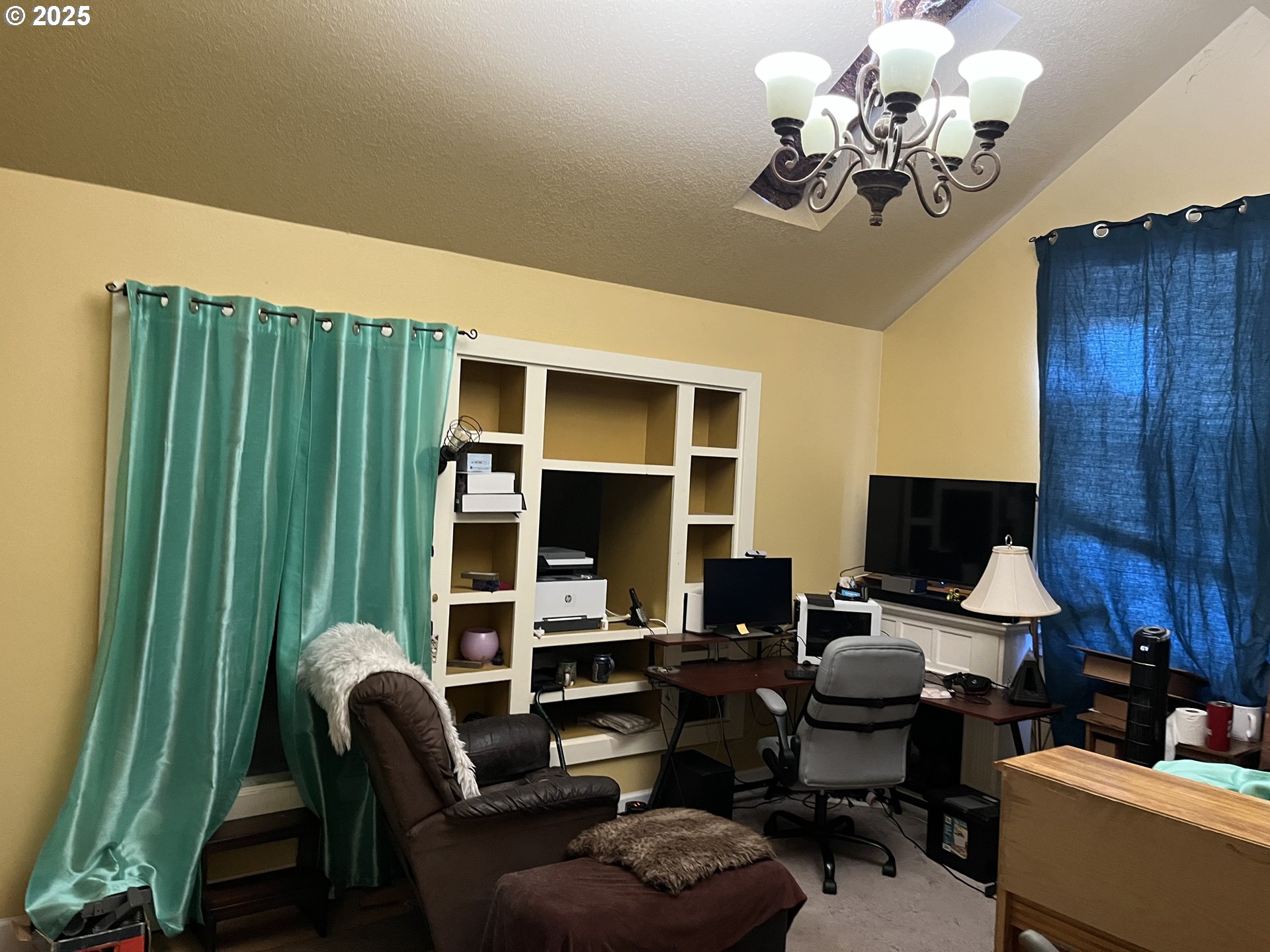 2525 Sunset Avenue West Linn, OR 97068 - Photo 14 of 22 a work room with furniture