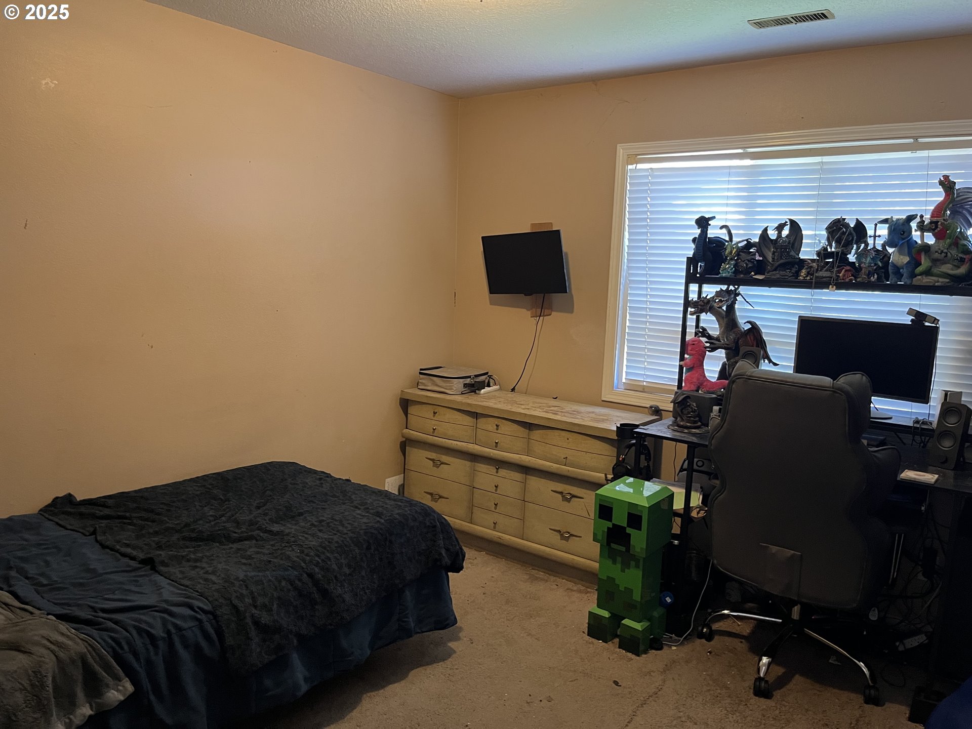 2525 Sunset Avenue West Linn, OR 97068 - Photo 17 of 22 a bedroom with a bed and a desk