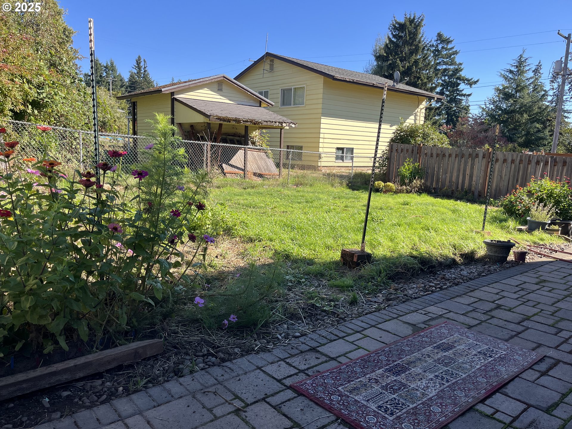 2525 Sunset Avenue West Linn, OR 97068 - Photo 6 of 22 a view of a back yard of the house
