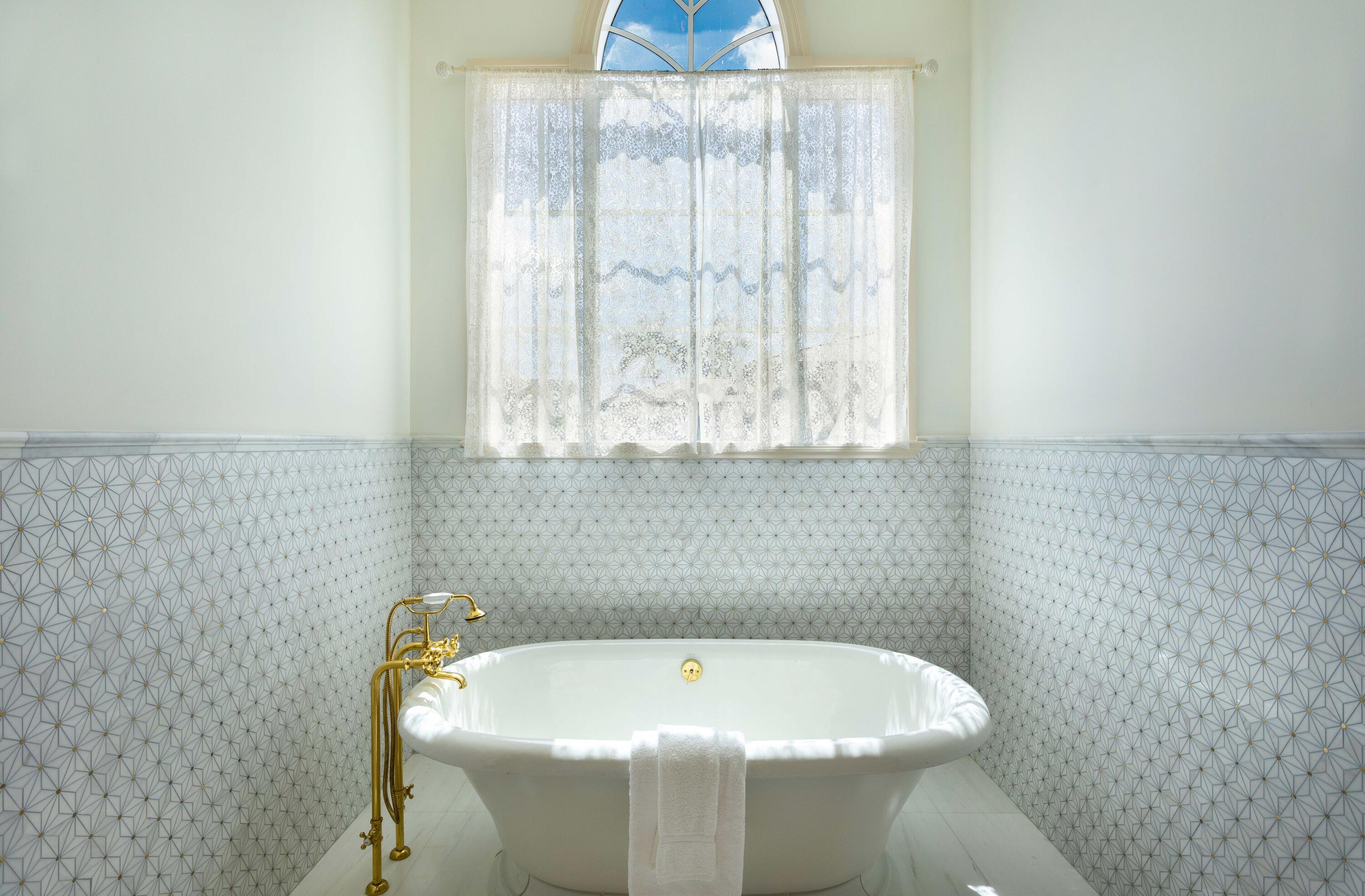 1003 Rhodes Villa Avenue Delray Beach, FL 33483 - Photo 13 of 37 MASTER_BATHTUB