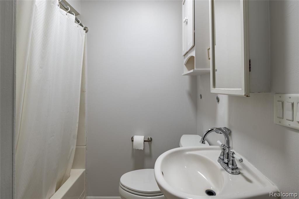 7770 Austere Road Waterford, MI 48329 - Photo 16 of 27 Gallery Image 16