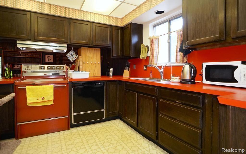 5886 Stow Road Fowlerville, MI 48836 - Photo 4 of 20 Large kitchen with ample cabinet space.