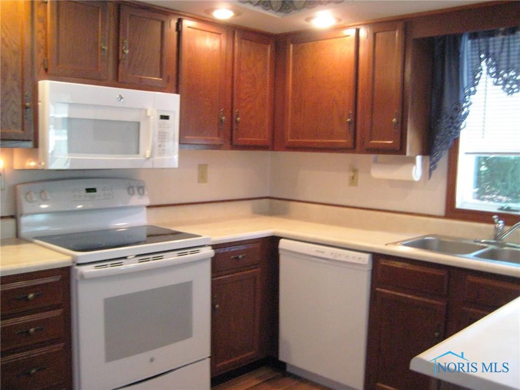 6062 Finzel Road Whitehouse, OH 43571 - Photo 3 of 27 New appliances stay!