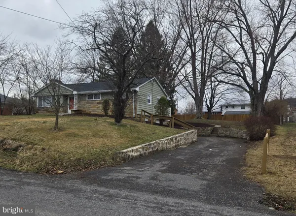 a view of a yard with a house