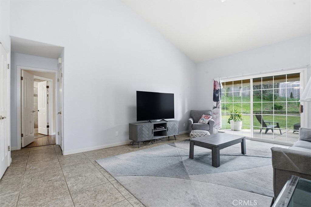 1494 Ivory Drive Santa Maria, CA 93455 - Photo 6 of 42 Living room