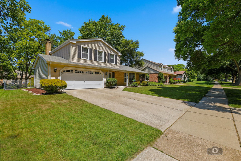 619 East Bauer Road Naperville, IL 60563 - Photo 2 of 27