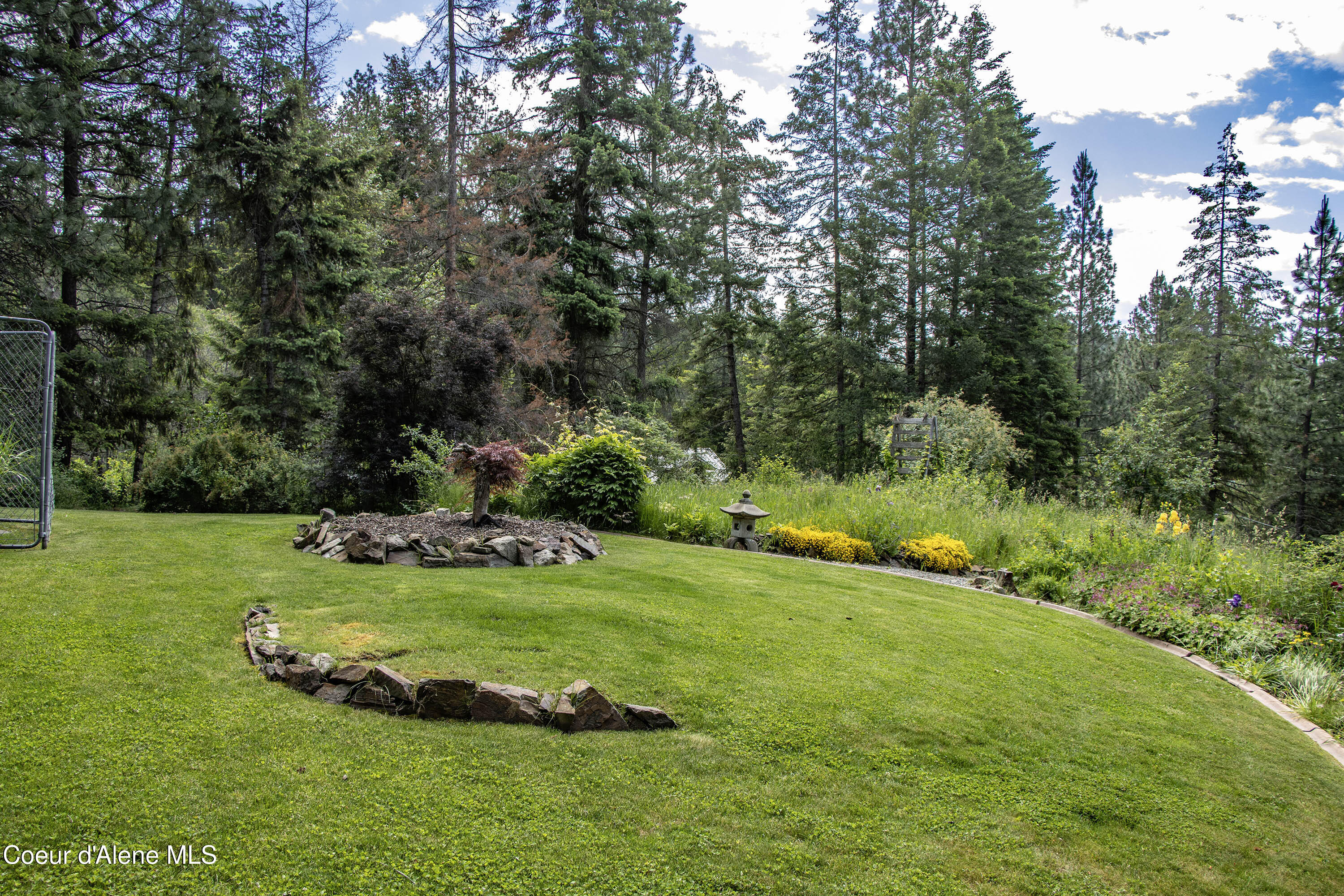 2385 Sunnyside Road Sandpoint, ID 83864 - Photo 49 of 64 Front Lawn